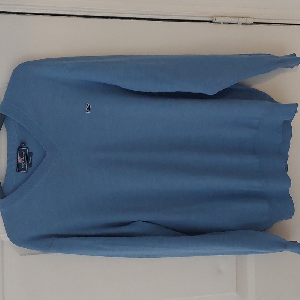 - 🐳Vineyard Vines vneck sweater size men’s Large merino performance